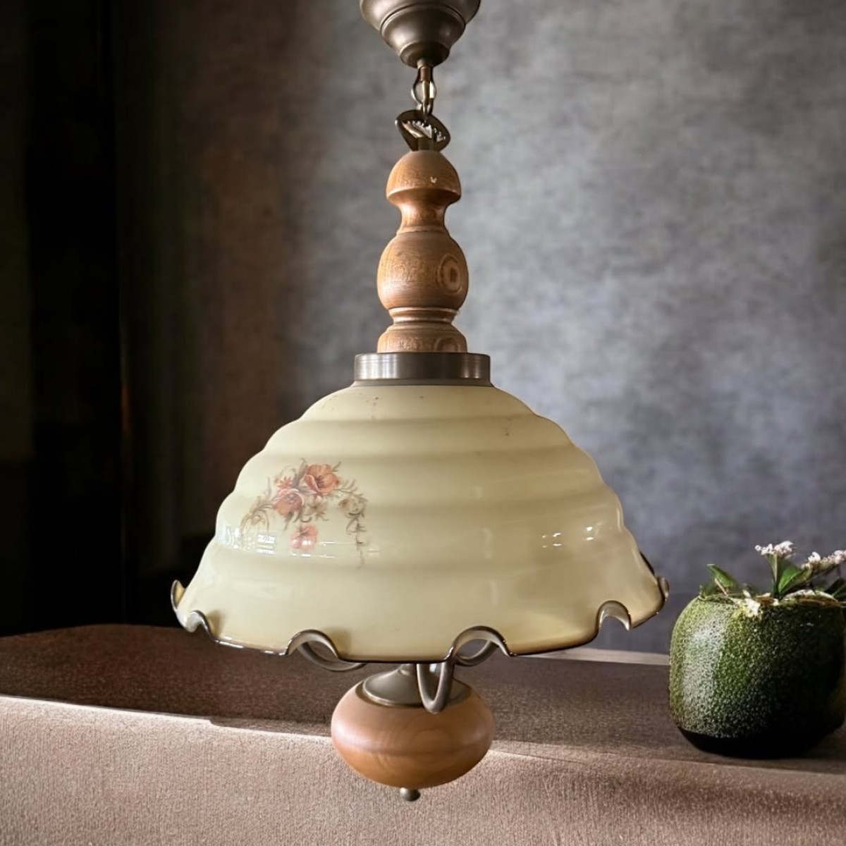 1970’ler Alman Tasarımı: Opalin Camlı ve Masif Meşe Gövdeli Avize