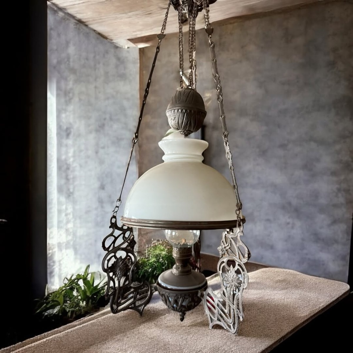 1900’lerin Başı Fransız Opalin Camlı ve Asansörlü Gaz Lambası