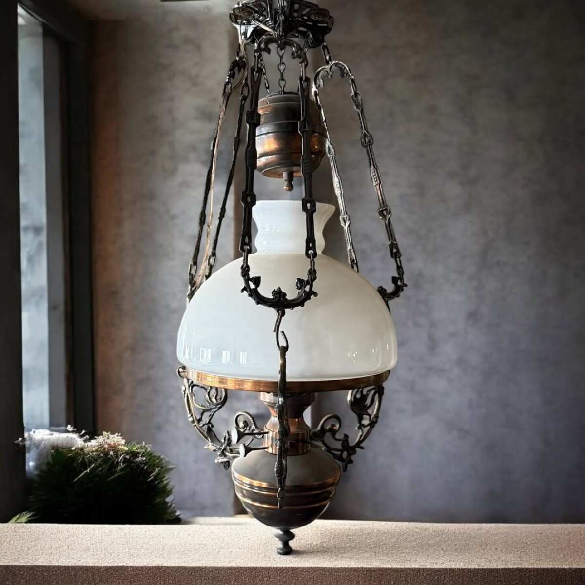 1950’ler Fransız Opalin Camlı ve Asansörlü Bronz Avize