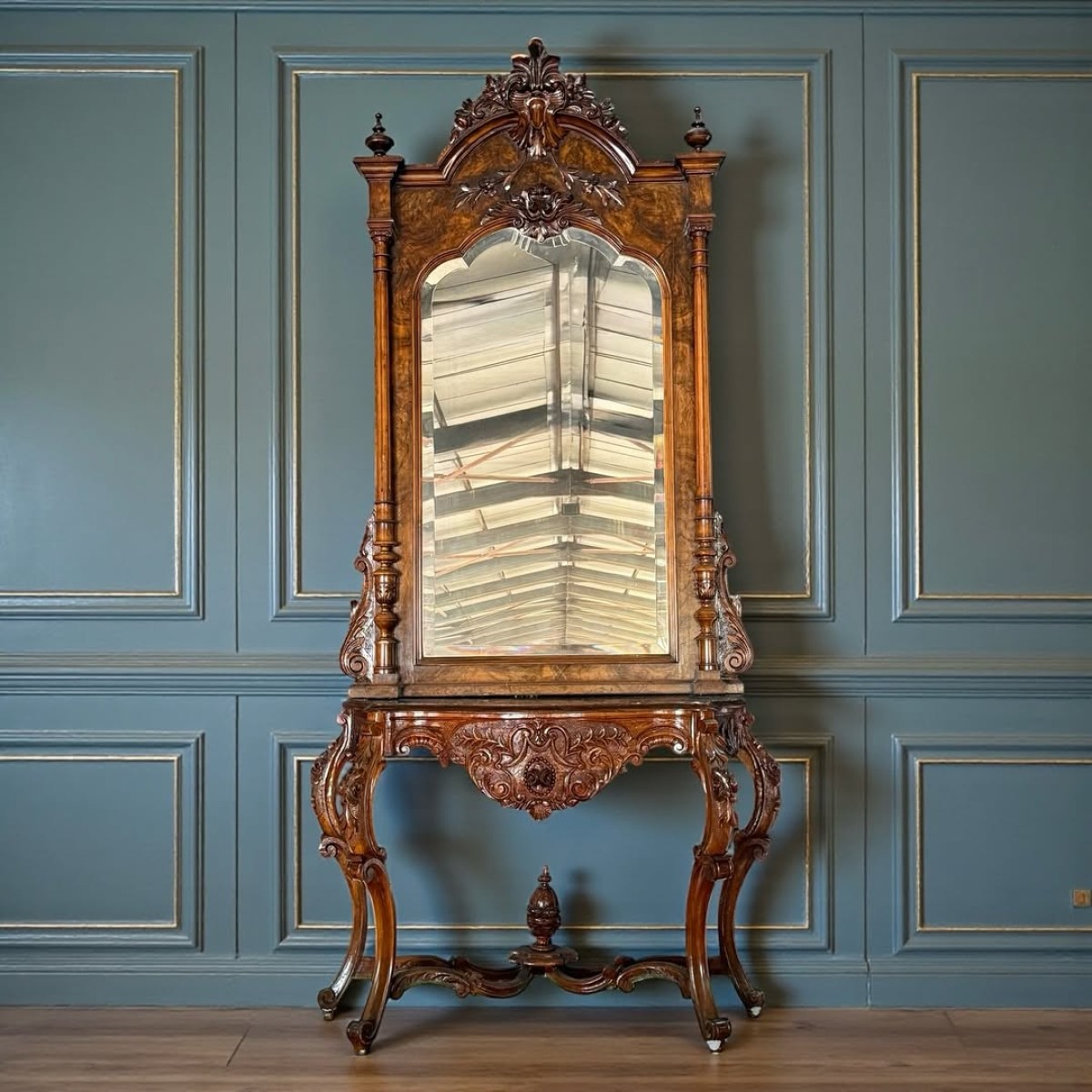 1910’lardan Fransız Rönesans Revival Masif Ceviz Tırnak Ayna