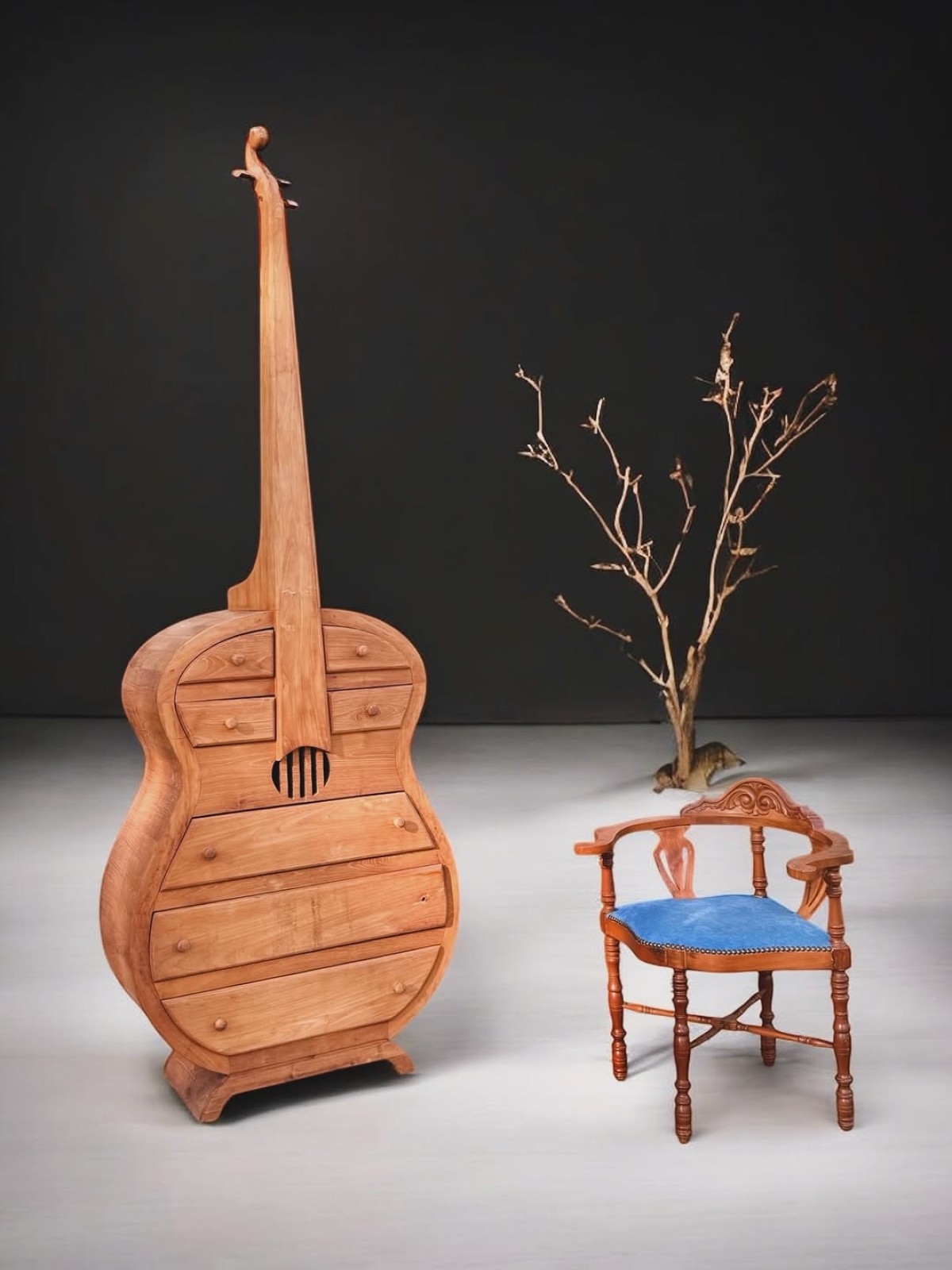 Tik Ağacından Sanatsal Çello Formlu Dolap