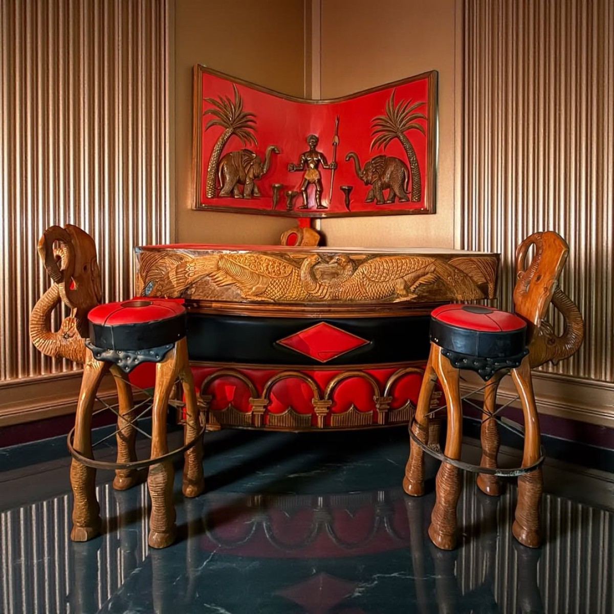 Egzotik ihtişamın ve ustalıkla işlenmiş el oymalarının buluştuğu ikonik bir bar…