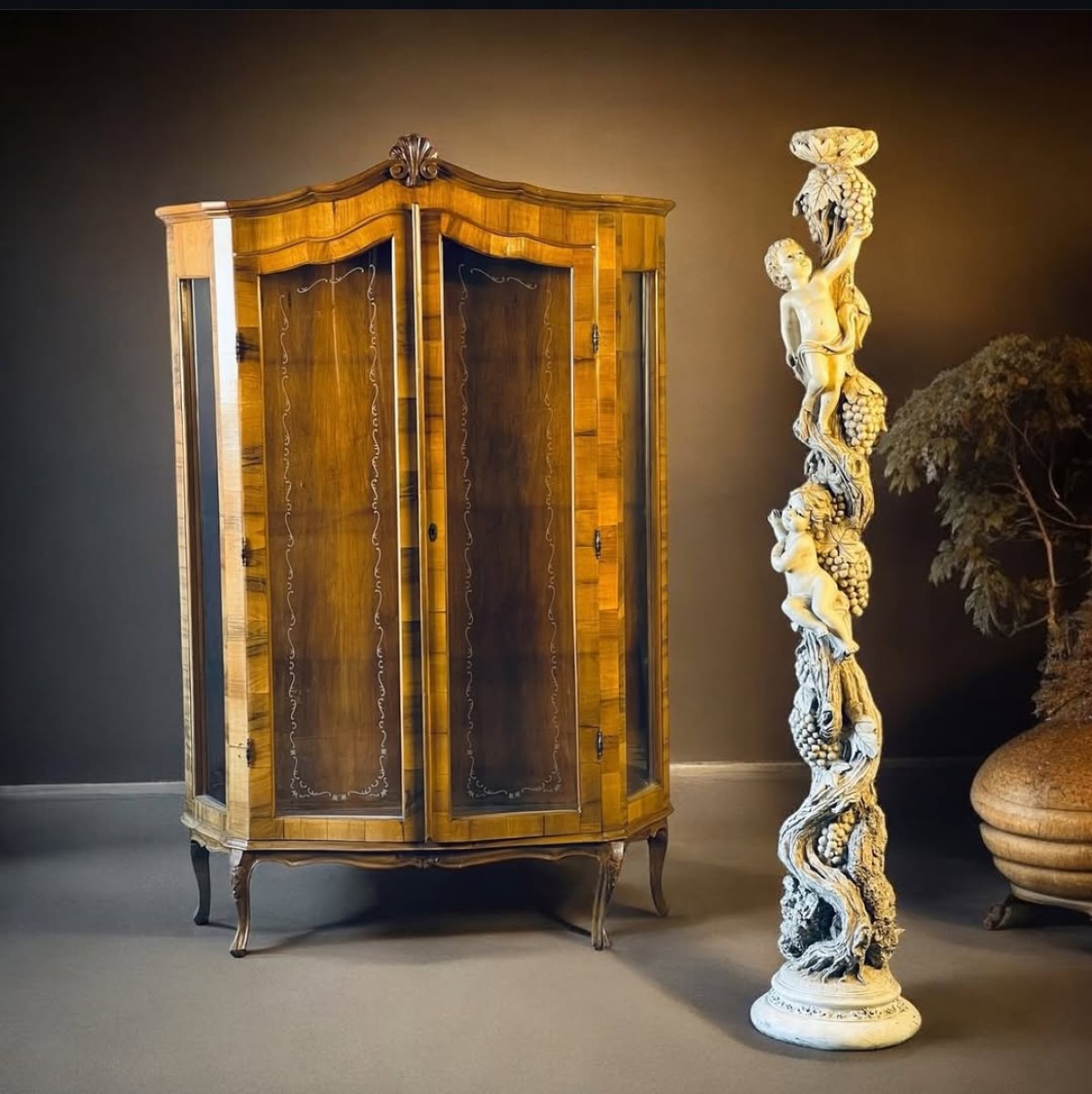 1970'ler Fransız XV. Louis tarzı Vitrin