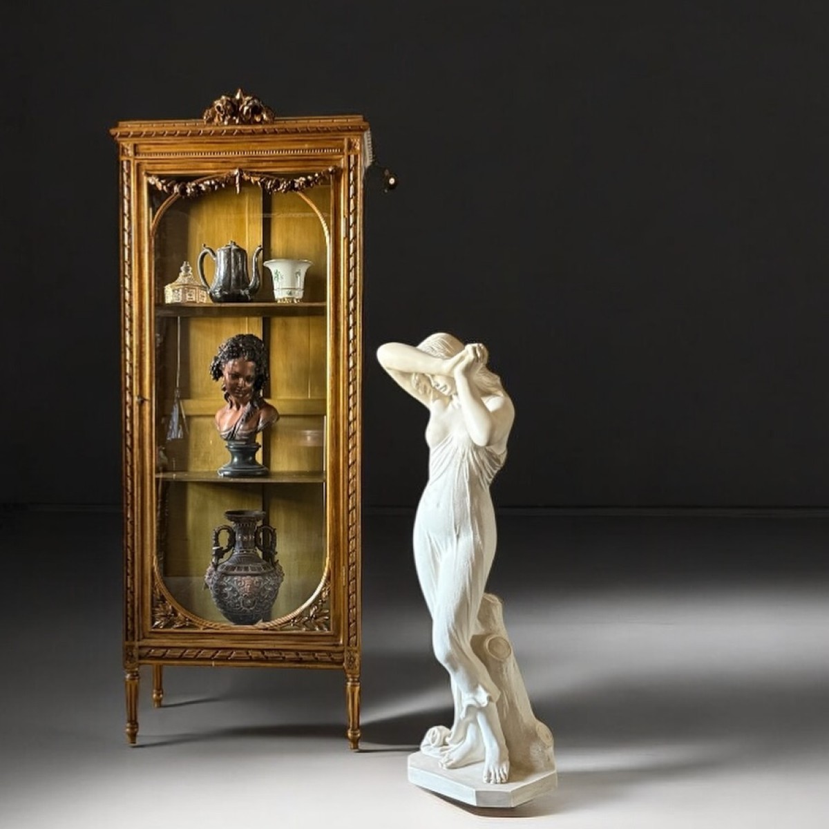 1910’lar Fransız XVI. Louis Stili Altın Varaklı Masif Ceviz Vitrin