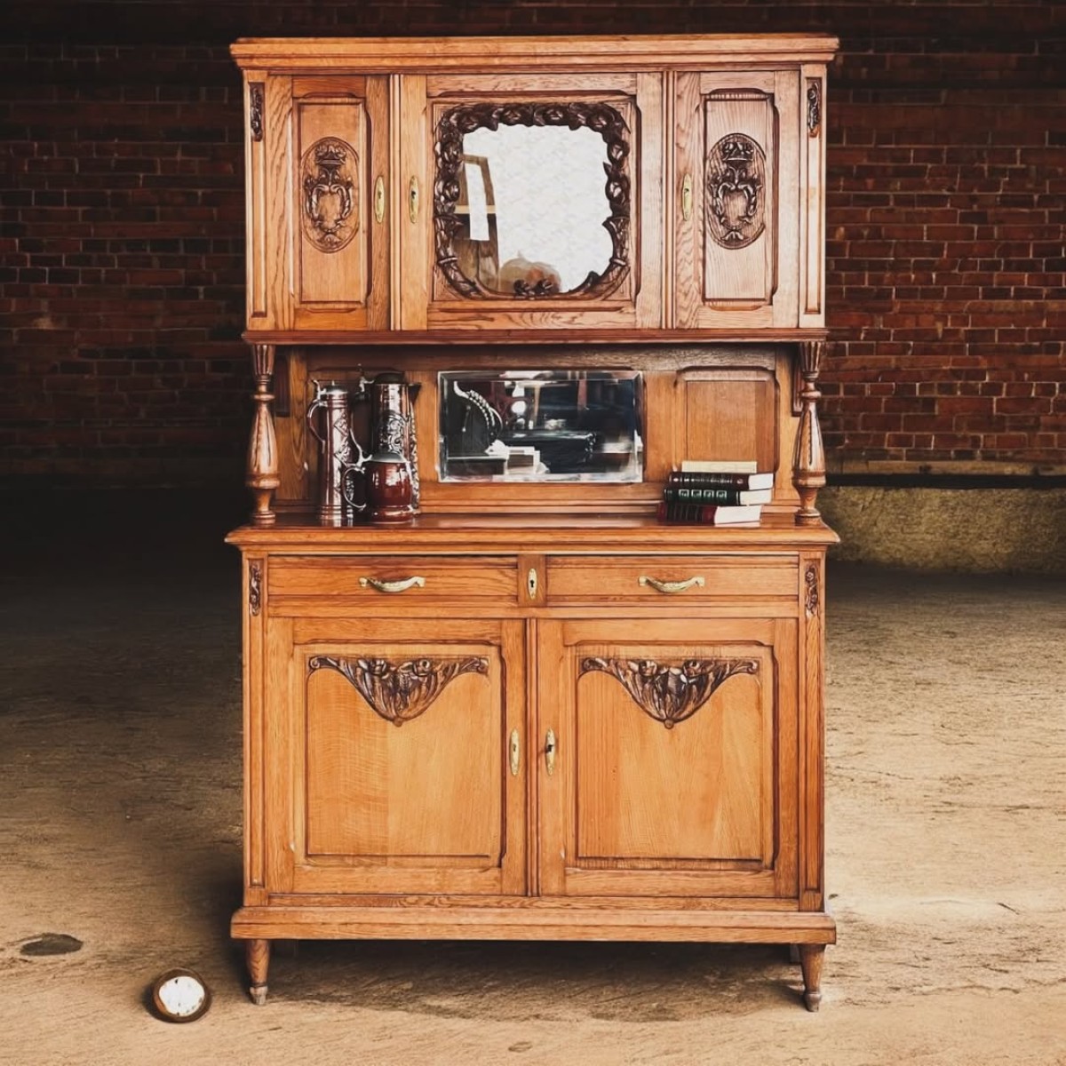 Fransız 1800’lerin Sonu XV. Louis Stili Masif Meşe El Oyması Büfe