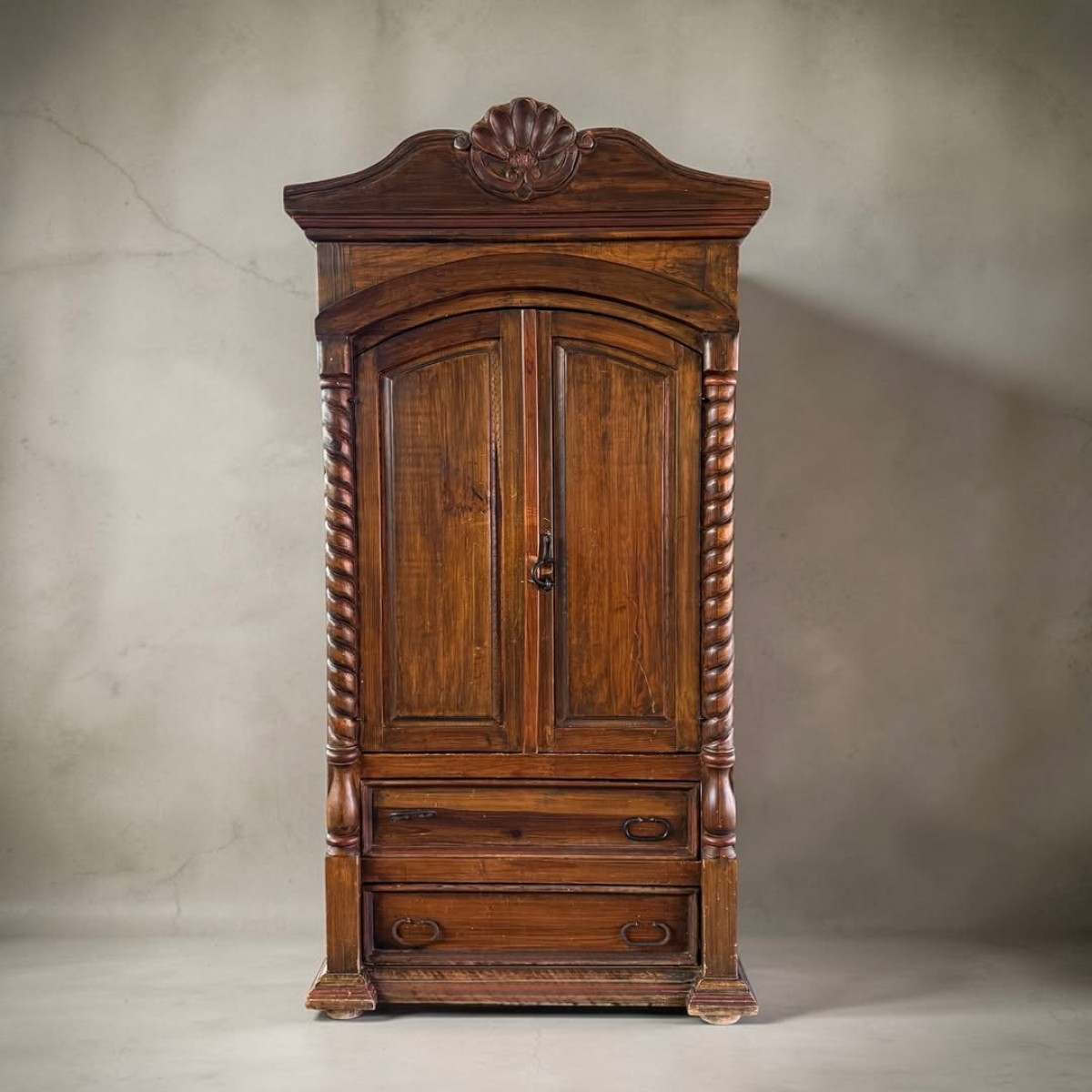 Fransız Rustik Masif Ceviz El Oyması Gardırop – 1900'lerin Başı