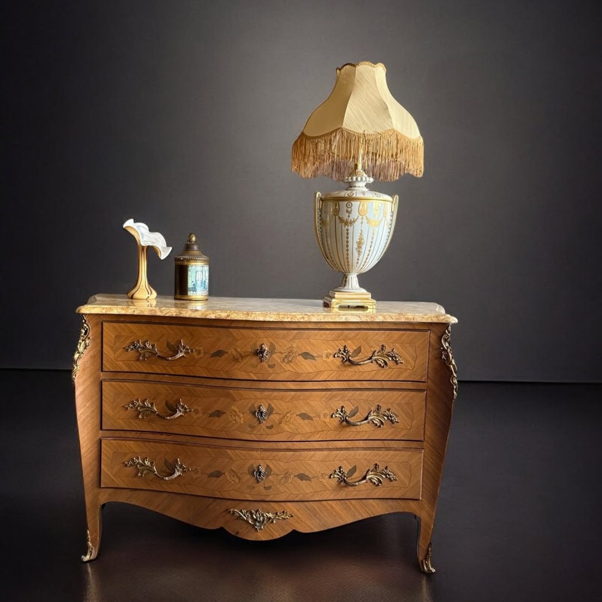 1920’ler Fransız Zarafeti: Louis XV Stili Mermer Tablalı Şifonyer