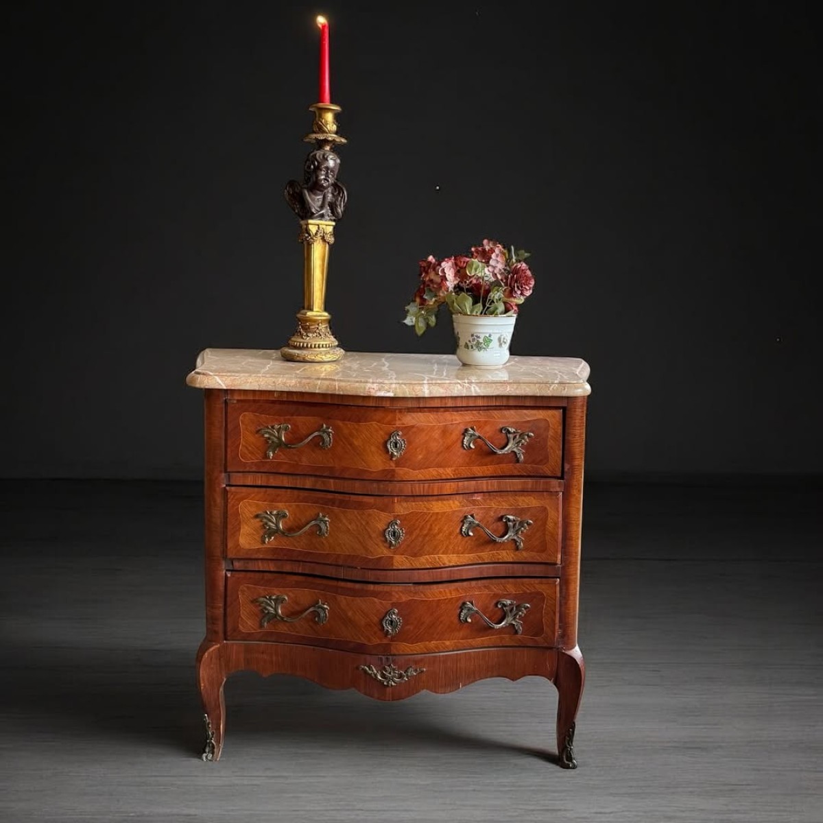 20. Yüzyıl Ortası Fransız Louis XV Tarzı Mermer Tablalı Komodin