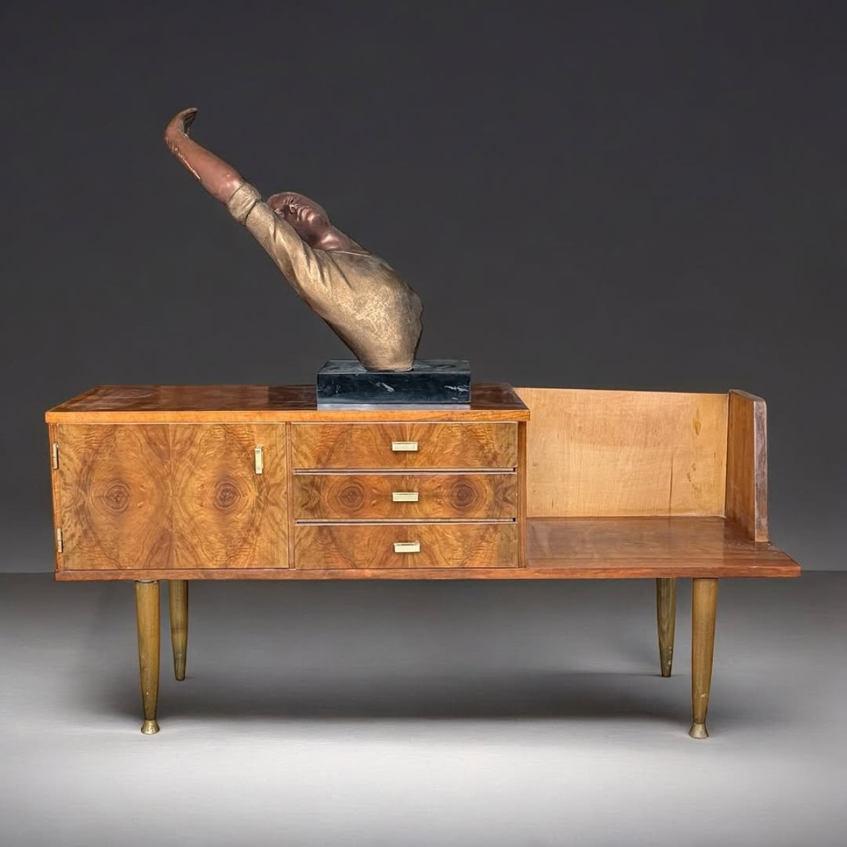 1960’la G.N.B. Furniture üretimi mini konsol