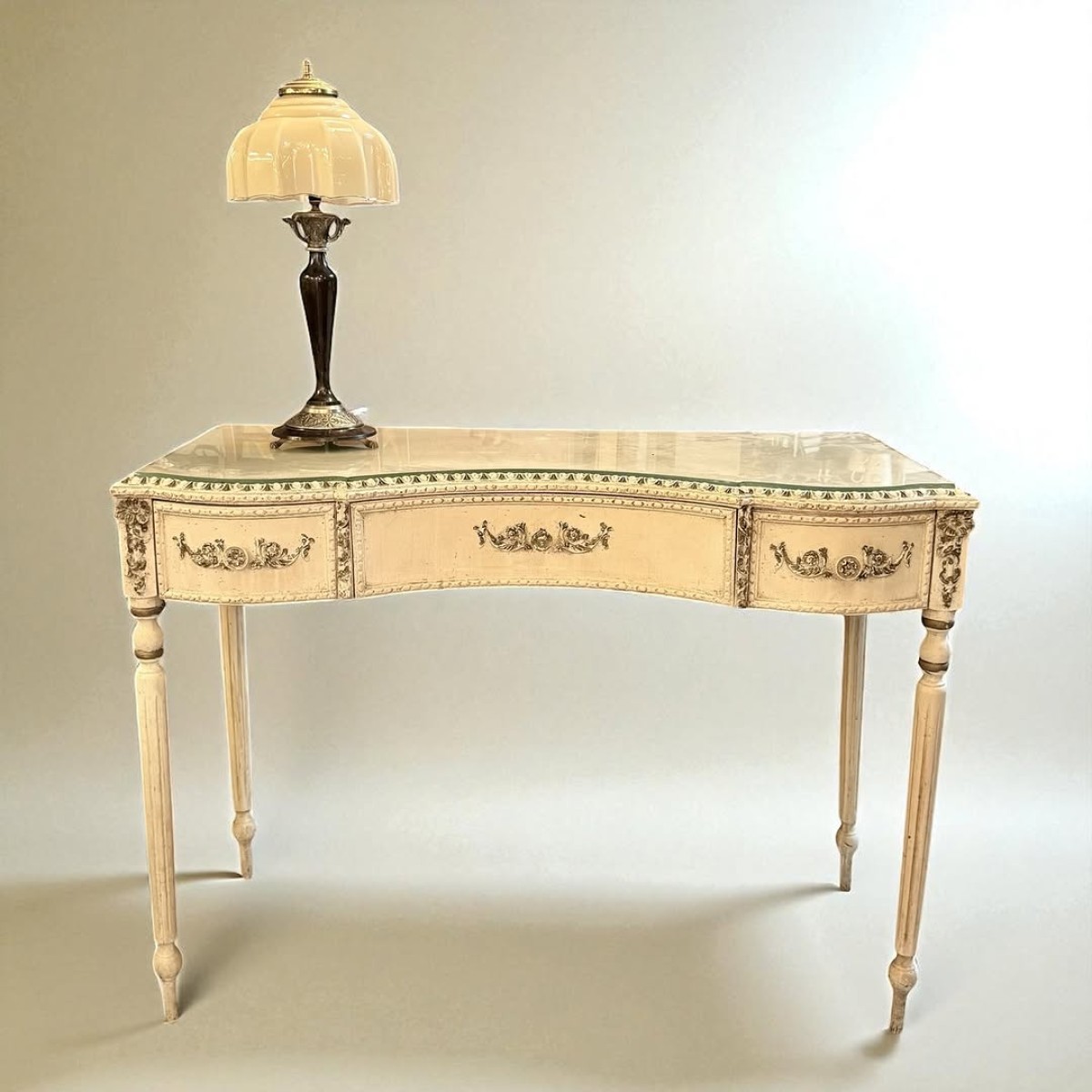 Fransız 1800’ler sonu zarif bir dresuar.