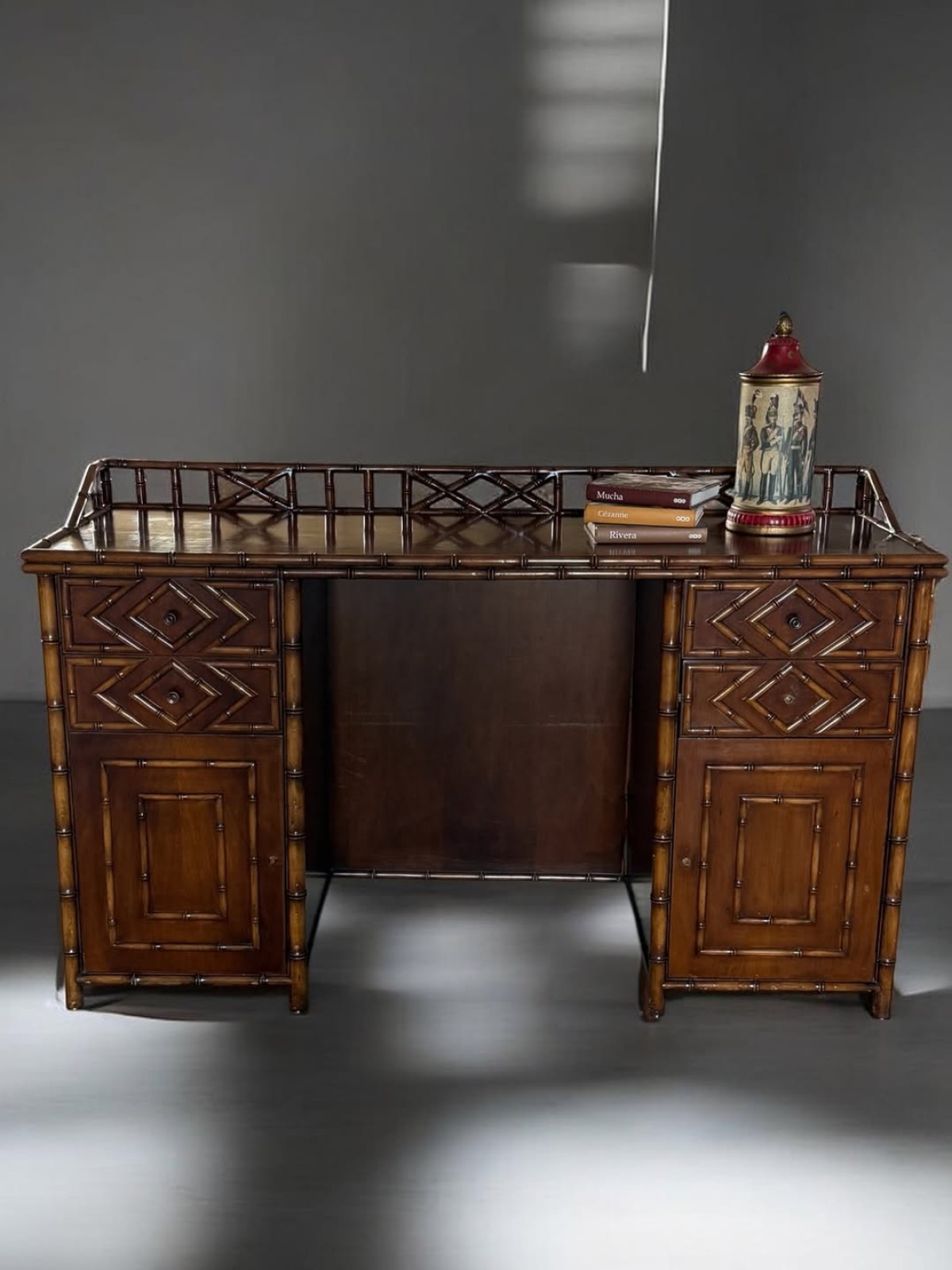 1970’ler Amerikan Bambu Desenli Tuvalet Masası