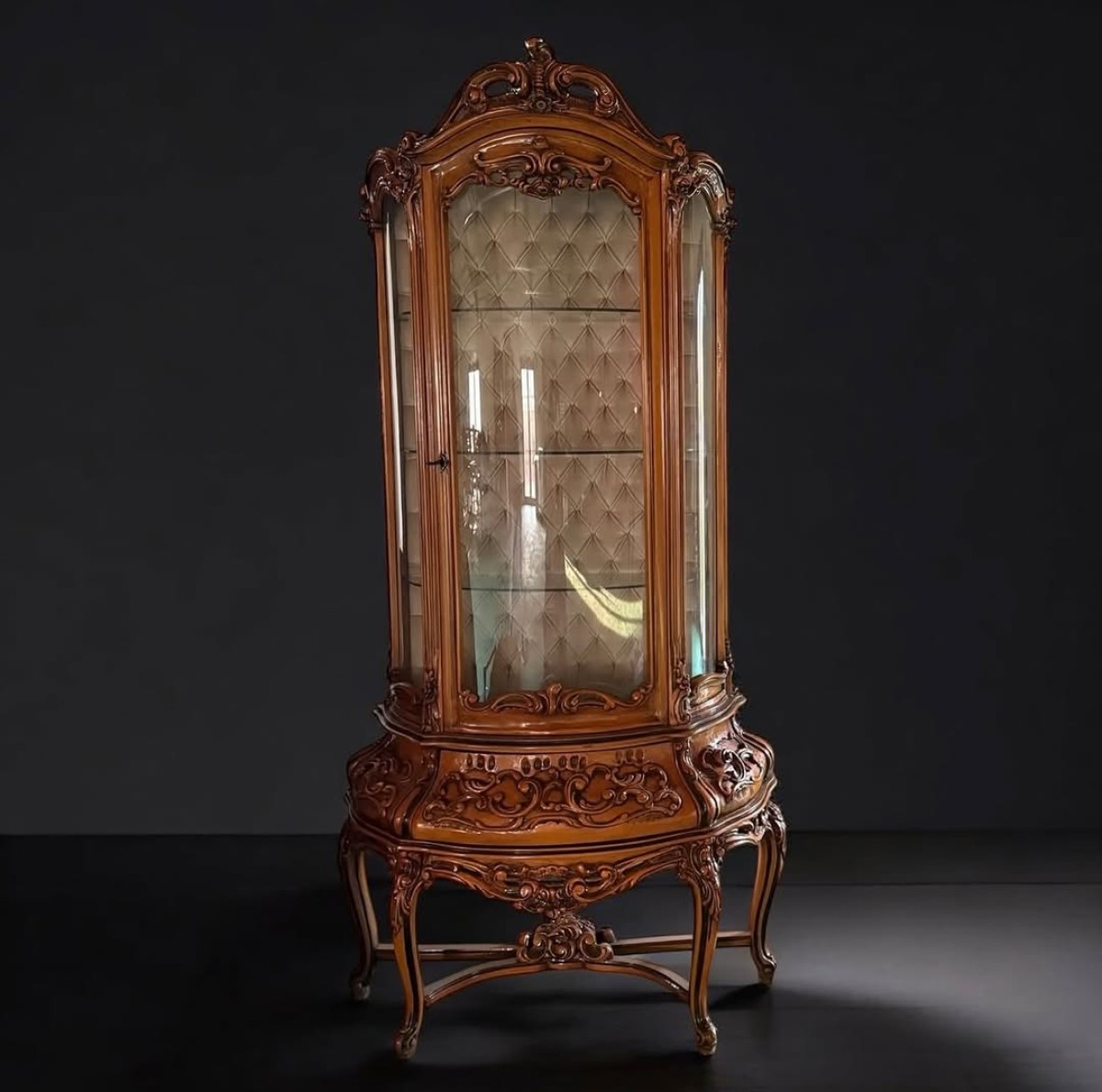 Fransız El Oyma Süslemeli Vitrin