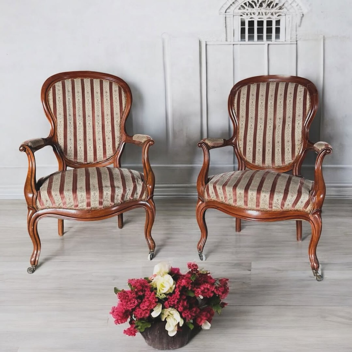 1940'lardan İngiliz Victorian Stili Masif Ceviz Berjer Koltuk Seti